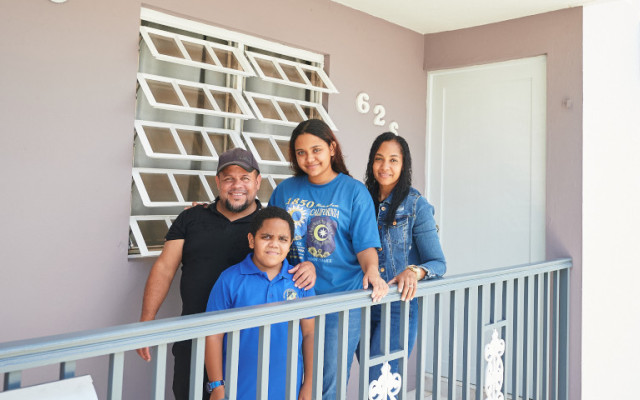 Familia en Guayama en su nuevo hogar.