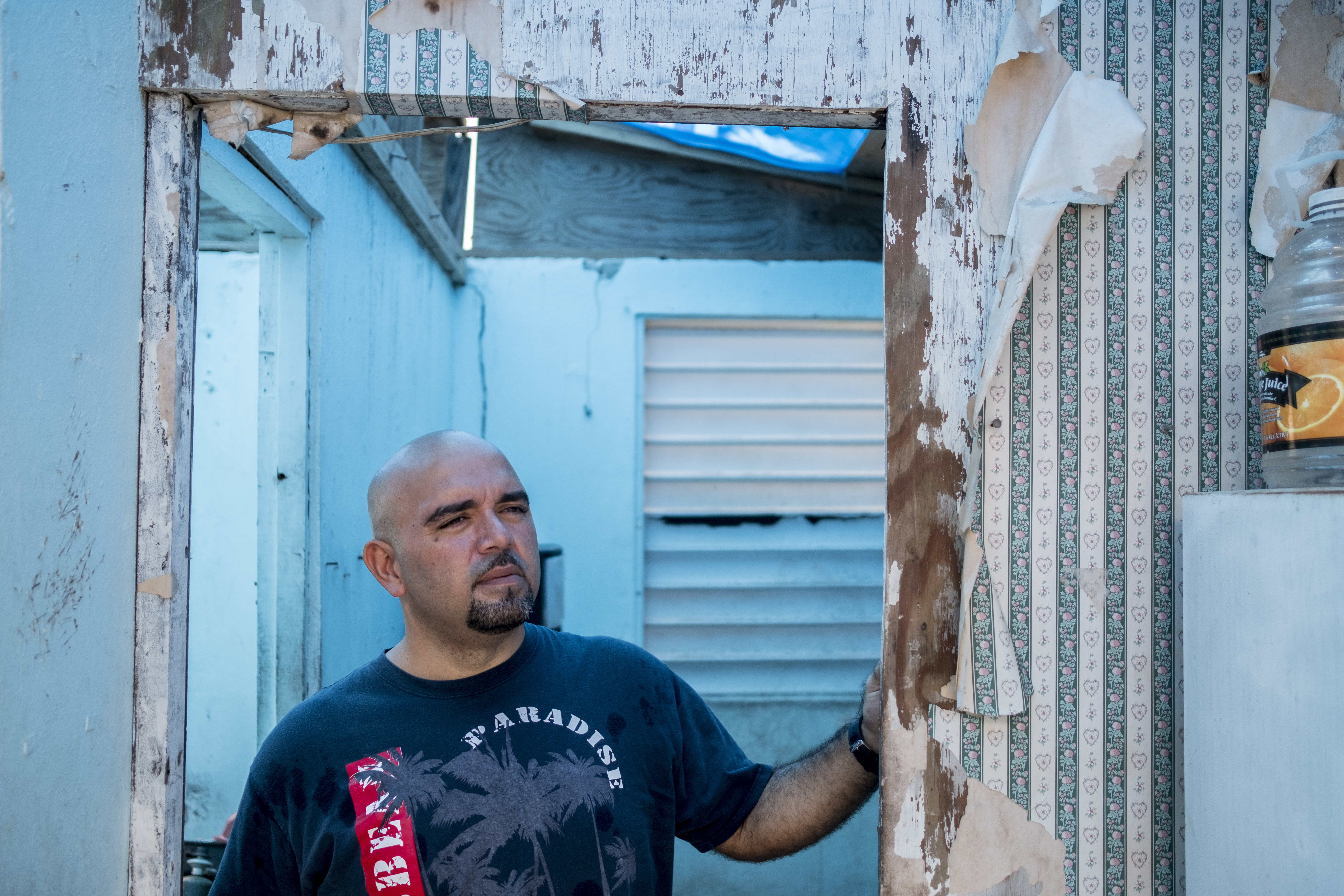 Hombre mirando a su alrededor, el deterioro de su casa