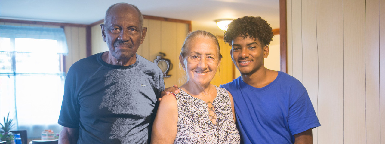 Familia contenta por la rehabilitación de su hogar después de huracán.