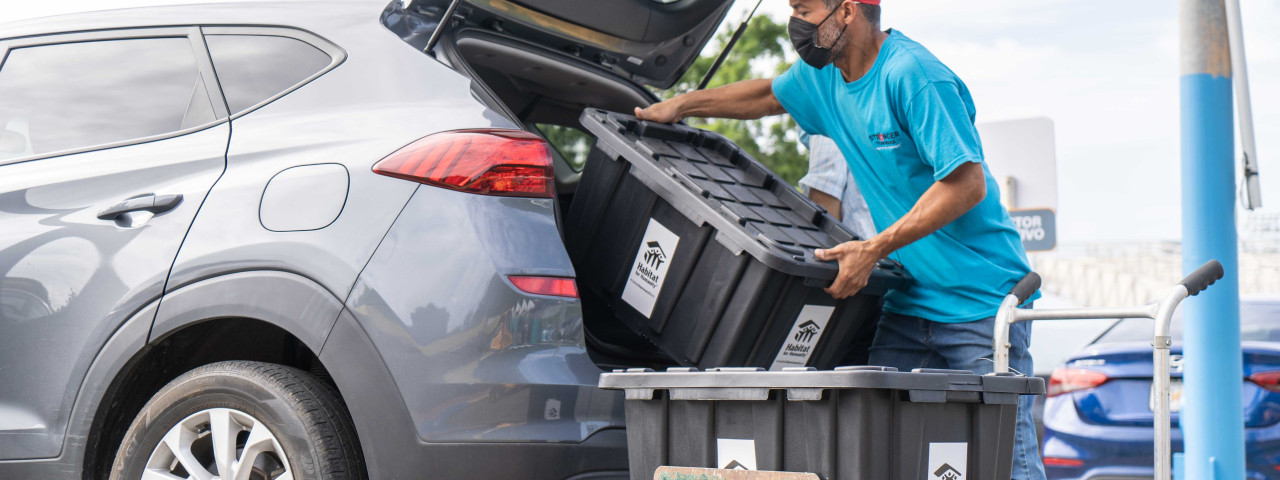 Persona descargando suministros de un carro