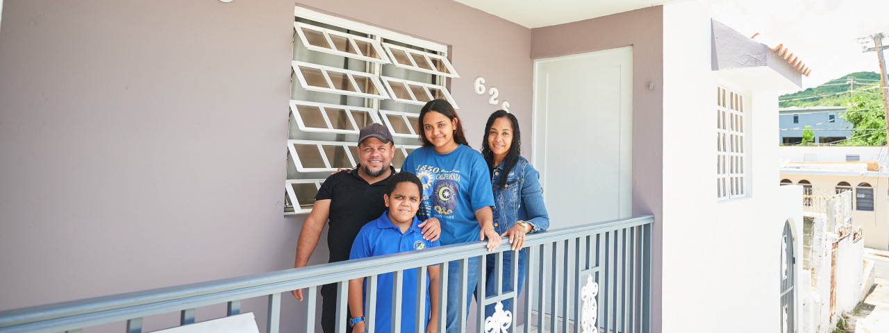 Familia en Guayama en su nuevo hogar.