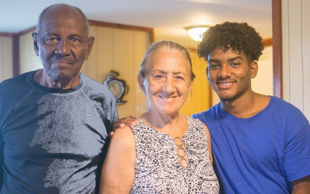 Familia contenta por la rehabilitación de su hogar después de huracán.