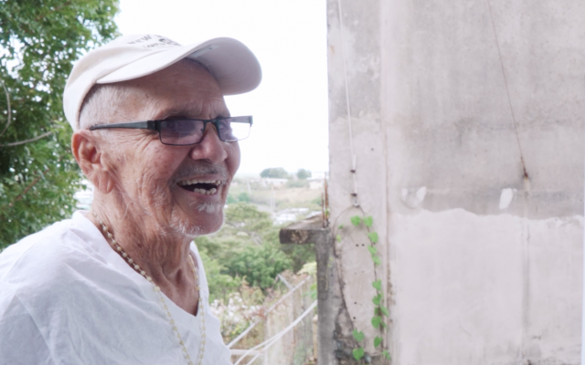 Luis  en el balcón de su casa