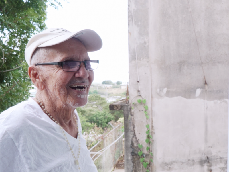 Luis  en el balcón de su casa